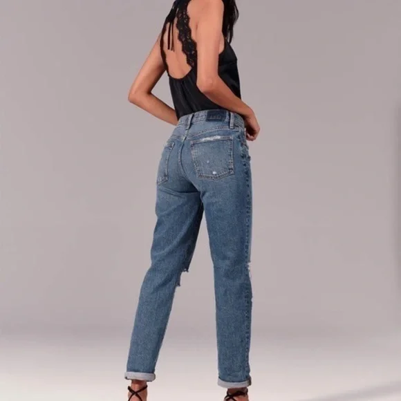 🔥 Ripped Mid Rise Boyfriend Jeans 🔥​